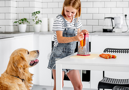 宠物喂食器厨房的少女早餐橙子女儿食物猎犬营养朋友午餐蔬菜女性背景