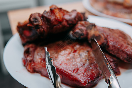 在烹饪课上煮牛排和肉卷 在盘子里切肉 特制迷迭香牛扒宏观肋眼牛肉香料桌子肋骨餐厅烧烤图片