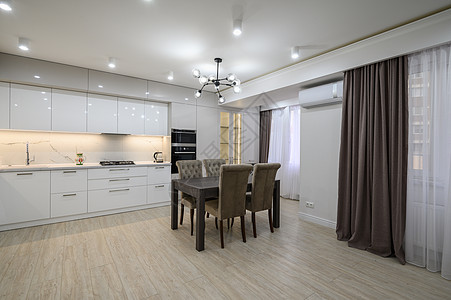 室内工作室公寓内设计精密的大型现代白色厨房图片