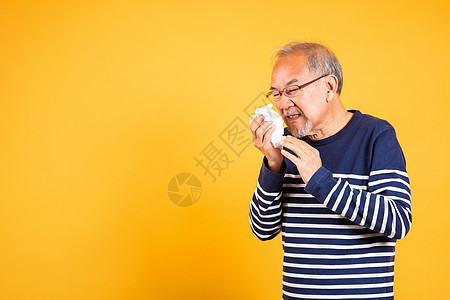 亚洲老人感冒 感冒和打喷嚏 因疾病病毒问题使用组织药品眼镜花粉过敏治愈哮喘鼻子成人流感疼痛图片