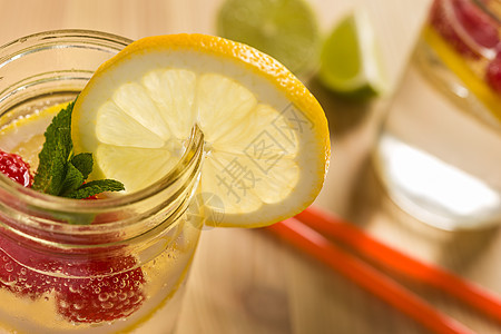 冷苏打水 加柠檬薄荷和玻璃罐子浆果图片