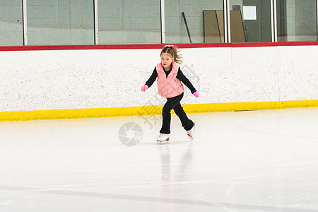 年轻身材滑冰运动员孩子冰刀青年溜冰白色溜冰场孩子们女孩职业训练图片