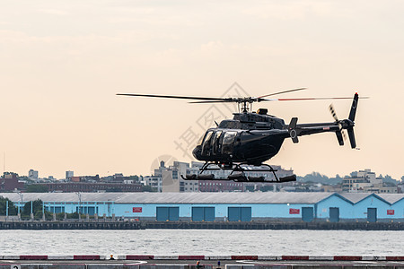 直升机飞越曼哈顿东河的直升机停机坪 载客搭乘图片
