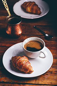 土耳其咖啡和Croissant在白板早餐餐桌上咖啡店小吃厨房饮食甜点饮料盘子美食飞碟蛋糕图片