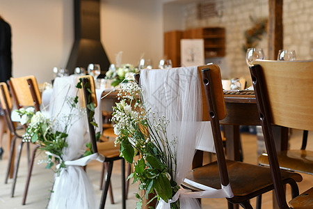 装饰着白色的花和白发 鲜花的床椅奢华桌子派对餐饮花朵餐巾婚礼玻璃丝带亚麻图片