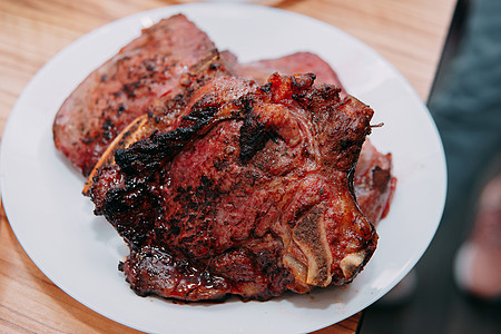 在烹饪课上煮牛排和肉卷 在盘子上切肉 特制草本植物宏观桌子肋骨奶牛迷迭香牛肉餐厅肋眼香料图片