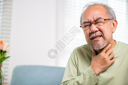 亚裔老人痛苦的喉咙痛图片