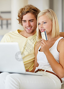 网上买东西既快又容易 一对快乐的年轻夫妇用信用卡在网上买东西图片
