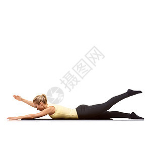 她的日常生活锻炼了她身体的每个部位 一个健康的年轻女子躺在她的肚子上 在她的运动垫上锻炼图片