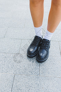 穿皮鞋 白袜子和黑色长袍 黑短裤 时装细节的女子腿戏服学生地面青少年女学生身体孩子时尚女孩女士图片