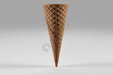 空的 大的 巧克力威化锥 用于在白色上隔离的冰淇淋 食物的概念 款待 样机 广告和设计模板 特写图片