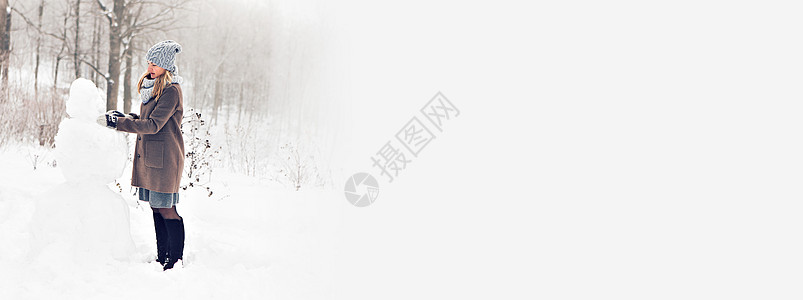 公司简介bannerBanner 女人在冬天做雪人 冬季时间复制空间和圣诞节时间背景