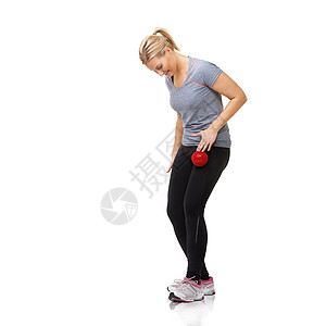 大腿健壮 年轻女人用锻炼球健身成体的女神图片