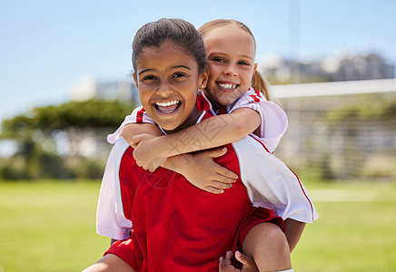肖像 朋友和足球运动员在田野上结合 在户外运动比赛后玩得开心 女孩的多样性 儿童和健身爱好拥抱和欢笑 嬉戏和正能量图片