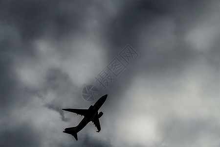 云层天空和客机的月光旅行阴影喷射植物天气蓝天交通车辆多云飞机场图片