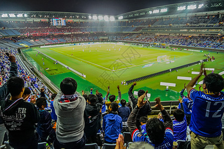 支持足球赛的群众通宵球赛地面运动支持者游戏场地足球聚光灯操场背景图片