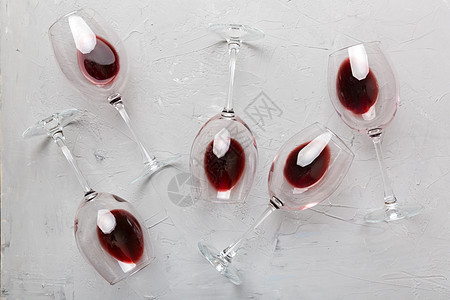 红酒在彩色背景上的概念 顶端视图 平面设计 Flat饮料酒厂液体酒杯酒精活力器皿瓶子高脚杯阴影图片