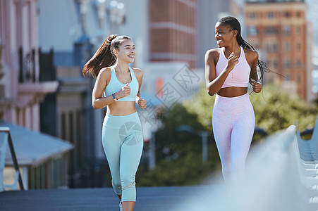 健身女性 在城市跑步和训练以进行健康锻炼 有氧运动和户外锻炼 运动女性朋友微笑着在城市城镇跑步和锻炼以保持健康图片