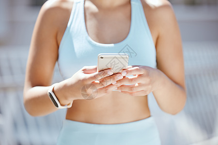 锻炼女性的手在电话上打字 检查健身应用程序或步进跟踪器 以获得训练跑步的锻炼支持 运动 马拉松运动员或健身女孩 使用数字技术帮助图片