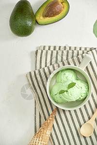 带有冰淇淋锥壳的自制有机鳄梨冰淇淋 在灰石桌上 复制空间绿色抹茶食物开心果奶油状黑色锥体甜点图片