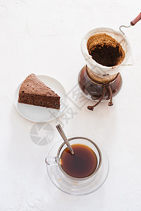 Drip咖啡Dripper和倒地咖啡 配有玻璃滴水壶 杯子和巧克力蛋糕食物盘子桌子黑色巧克力白色美食棕色甜点咖啡图片
