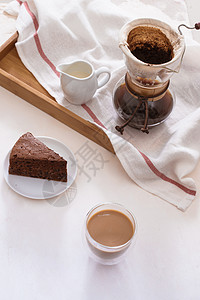 Drip咖啡Dripper和倒地咖啡 配有玻璃滴水壶 杯子和巧克力蛋糕午餐糕点白色早餐饮食黑色甜点面包蛋糕巧克力图片