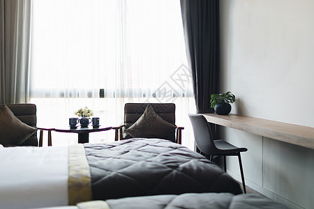 黑色和灰色现代卧室内房子寝具建筑学阁楼木头风格家具枕头靠垫休息图片