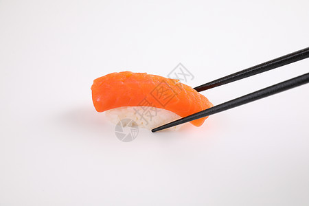 沙门寿司 配有筷子的日本白种食物白色午餐盘子寿司海鲜鱼片餐厅黑化饮食文化图片