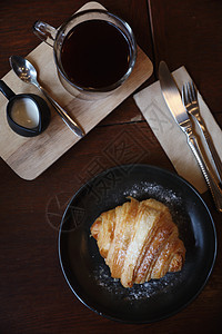 羊角面包 咖啡紧贴木本金子食物午餐甜点黄油棕色小吃早餐餐厅美食图片