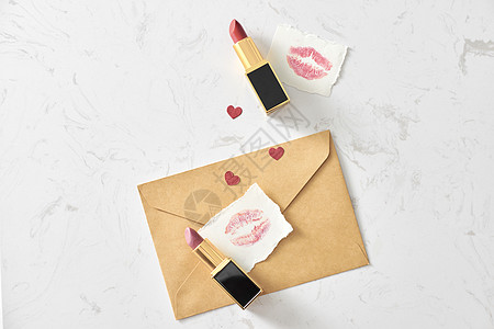 口红海报爱情人节在一起快乐的情爱概念 用口红和口红吻印记明信片红色问候语咖啡女性卡片海报庆典背景
