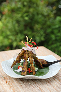 黑褐色桌面上的鸡肉萨达伊食谱香菜竹子美食黄瓜盘子沙爹烧烤辣椒花生图片