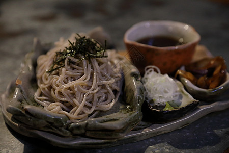 冷苏巴面 日本菜烹饪健康棕色酱油午餐盘子食物白色美食筷子图片