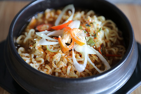 韩国式的拉米延传统韩国面条鱼肉锅食物蔬菜拉面盘子香料食谱辣椒餐厅健康菜单图片