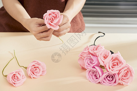 造纸匠花花艺术的人粉色创造力金属牡丹手工高架餐具工艺花束花店图片