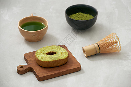 德国蛋糕 绿色茶茶 一杯拿铁甜点戒指生活盘子圆形抹茶食物桌子美食木头图片