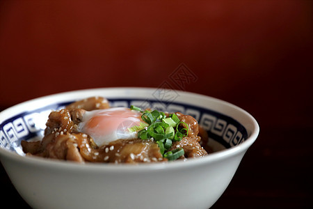 猪肉饭碗 鸡蛋在木头背轮的日本当地食品牛肉油炸洋葱美食午餐盖饭烧烤餐厅食物烹饪图片