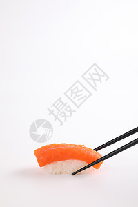 沙门寿司 配有筷子的日本白种食物午餐海鲜寿司黑化盘子小吃餐厅鱼片白色美食图片