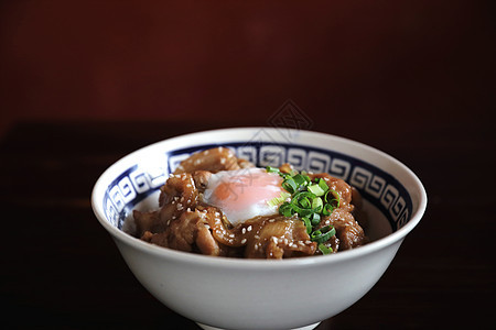 猪肉饭碗 鸡蛋在木头背轮的日本当地食品盖饭牛肉油炸烧烤午餐美食餐厅洋葱烹饪食物图片