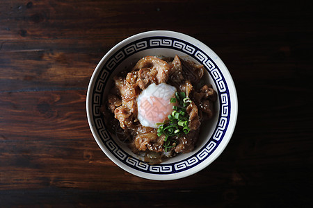 炸鸡块盖饭猪肉饭碗 鸡蛋在木头背轮的日本当地食品烧烤美食牛肉餐厅午餐洋葱盖饭食物烹饪油炸背景