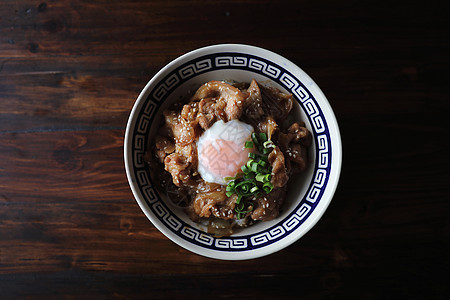 猪肉饭碗 鸡蛋在木头背轮的日本当地食品烧烤美食牛肉餐厅午餐洋葱盖饭食物烹饪油炸背景图片