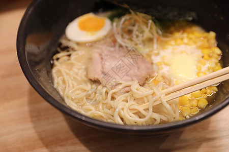 日本面条拉面 餐厅的当地日食豚骨烹饪茶树盘子文化蔬菜洋葱健康美食大豆背景图片