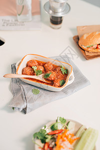 班美秀迈是越南流行的猪肉球三明治 配番茄酱萝卜黄瓜肉丸美食食物面包香菜午餐猪肉盘子图片