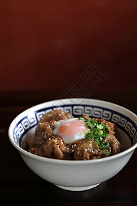 猪肉饭碗 鸡蛋在木头背轮的日本当地食品油炸盖饭烹饪洋葱午餐餐厅美食食物烧烤牛肉图片