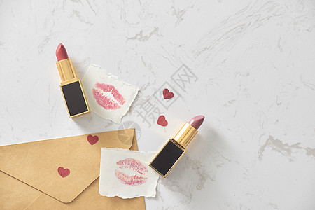 爱情人节在一起快乐的情爱概念 用口红和口红吻印记化妆品白色问候语卡片红色女性明信片礼物咖啡糖果图片