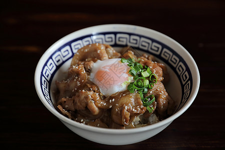 猪肉饭碗 鸡蛋在木头背轮的日本当地食品烹饪盖饭油炸牛肉餐厅烧烤洋葱食物午餐美食图片