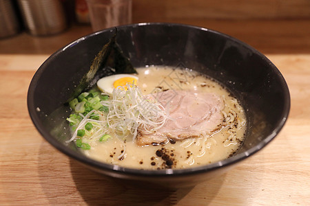 日本面条拉面 餐厅的当地日食美食洋葱健康午餐茶树豚骨蔬菜猪肉食物浇头背景图片