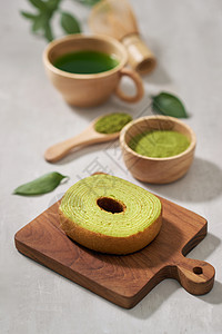 绿色火柴日式滚饼 配有匹配 选择性焦点糖果甜点抹茶木头生活蛋糕食物圆形美食桌子图片