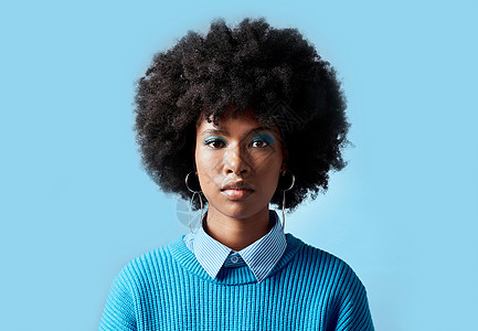 黑人女性爆炸头 肖像和严肃的面孔在蓝色工作室背景下聚焦视觉 时尚的非洲女模特 在模型上化妆眼影图片