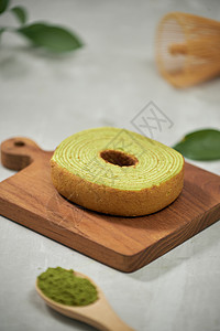 绿色火柴日式滚饼 配有匹配 选择性焦点白色蛋糕木头盘子小吃奶油食物甜点抹茶美食图片