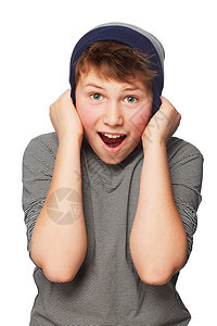 有个十几岁的男孩在尖叫的时候 拉着豆子塞住耳朵图片